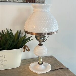 Vintage White Hobnail Glass Table Lamp. Exc condition 17” tall.